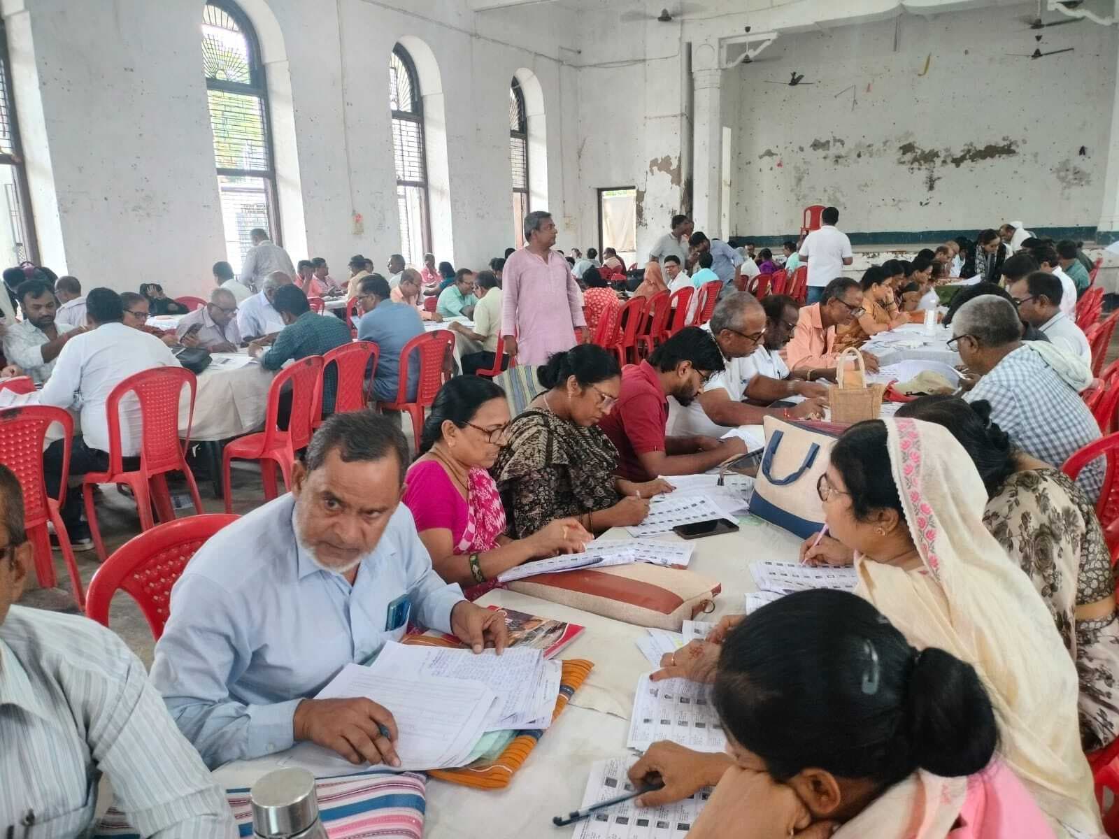 Darbhanga News: वर्ष 2003 के वोटर लिस्ट में शामिल मतदाताओं को चिह्नित करने में जुटे बीएलओ