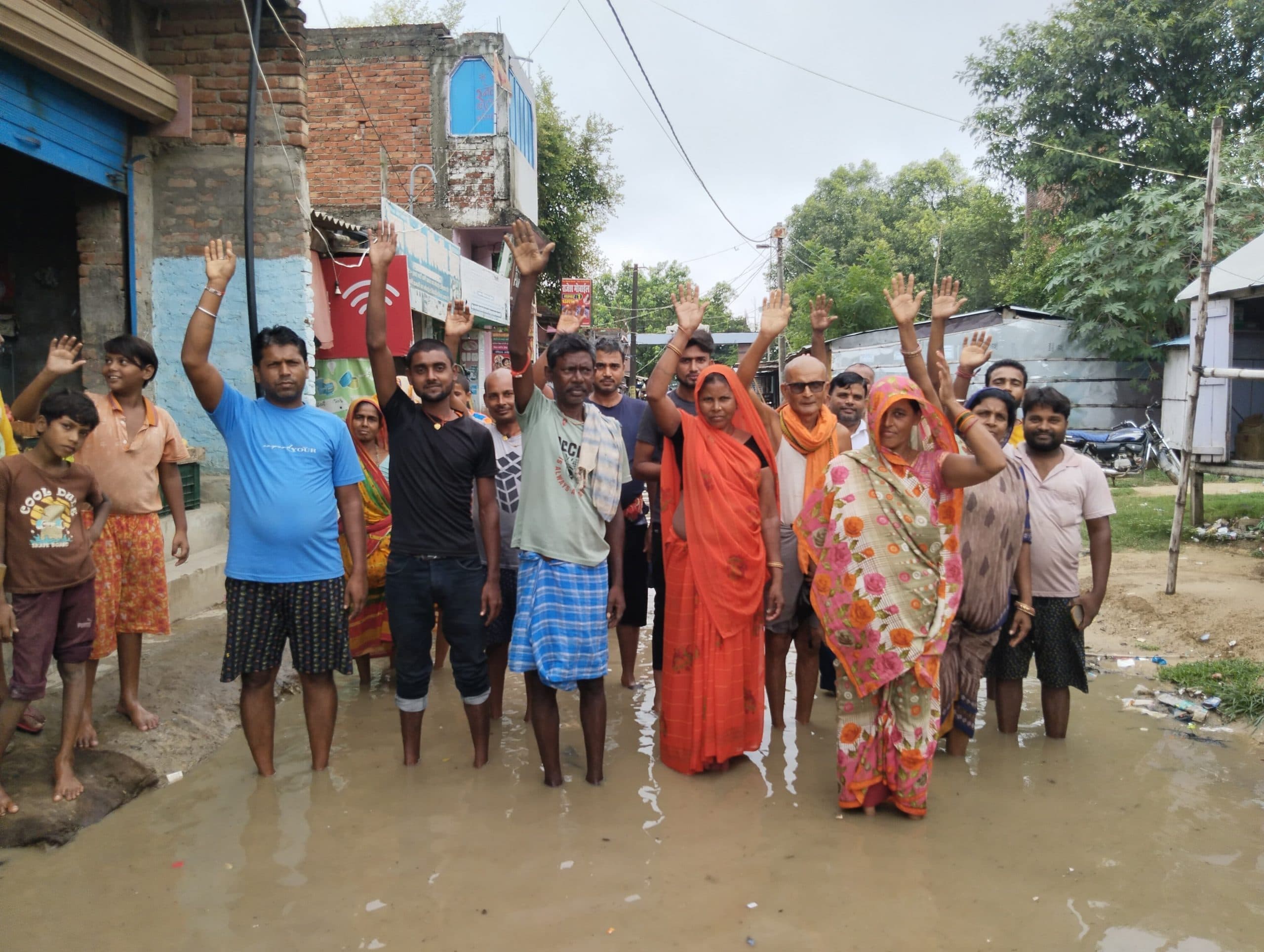 Madhubani News : फुलहर गिरिजा मंदिर जाने वाले मार्ग पर जलजमाव से ग्रामीण नाराज, प्रदर्शन