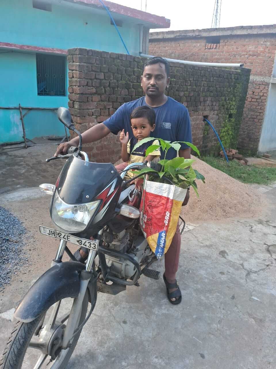 Bokaro News : कंडेर के मोहन महतो प्रत्येक दिन लगाते हैं पांच पौधे