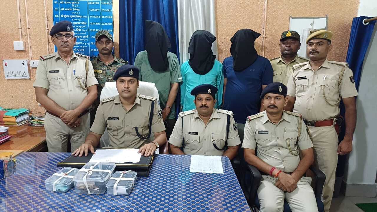 हथियार खरीदने को मुंगेर पहुंचे पंजाब के दो तस्कर समेत तीन को पुलिस ने दबोचा