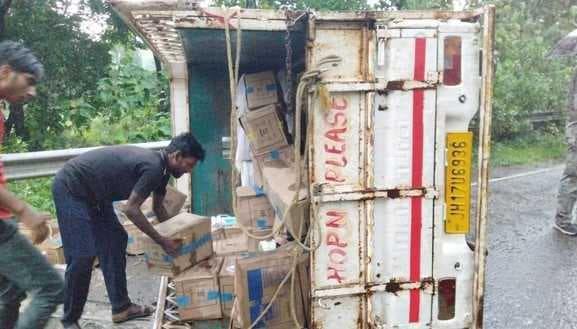 तेज बारिश में फिसली पिकअप पलटा, एक घायल