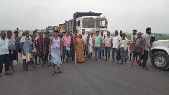 फोरलेन निर्माण से खेतों में जलजमाव, नाराज किसानों ने किया सड़क जाम