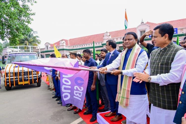 Bhubaneswar News: क्योंझर दौरे पर मुख्यमंत्री माझी ने एंबुलेंस, नारियल संग्रह वाहन, एकल रथ और जन प्रतीक्षालय का उद्घाटन किया