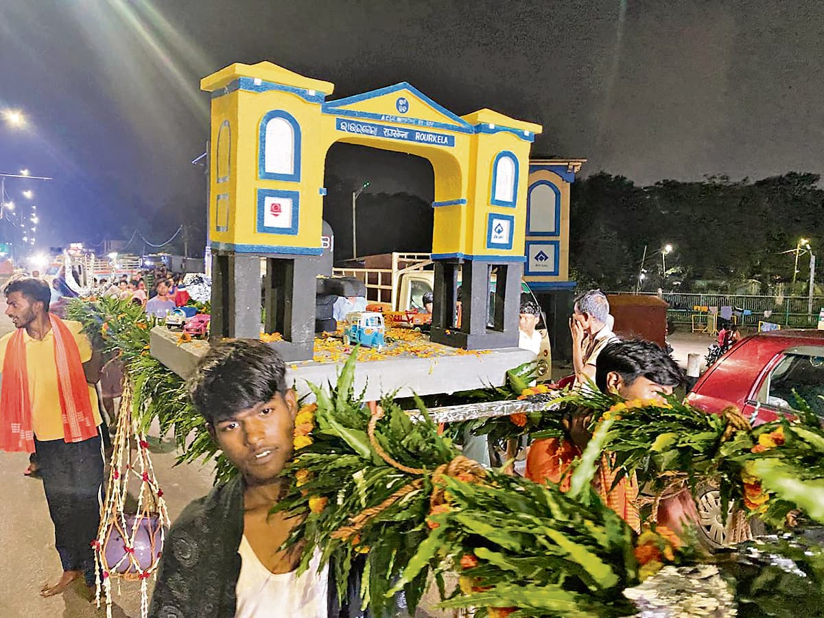 Rourkela News: वेदव्यास त्रिवेणी संगम से पवित्र जल उठा कांवरिये घोघड़ धाम रवाना