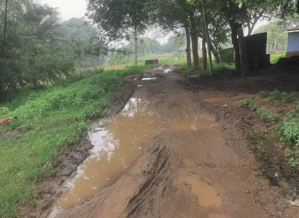Seraikela Kharsawan News : कोचा से मौदा गांव जाने वाली सड़क जर्जर, परेशानी बढ़ी