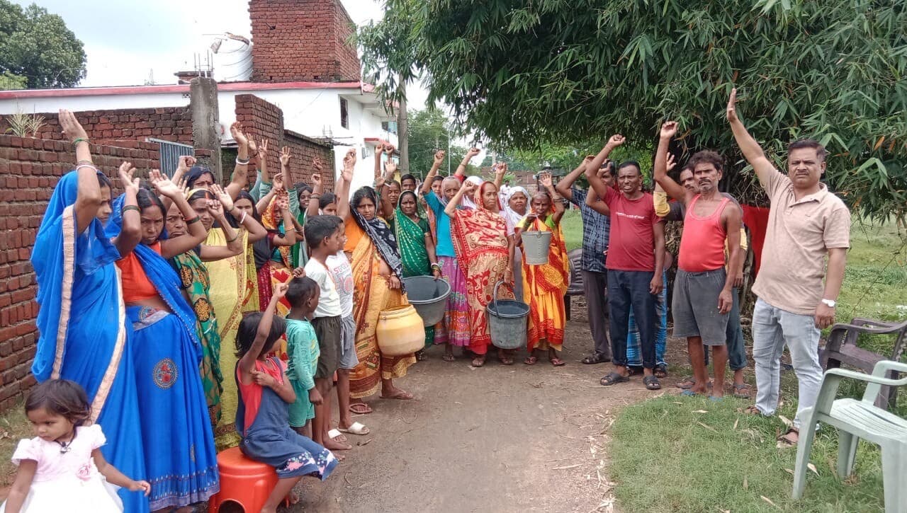 Giridih News: पानी की किल्लत से नाराज महिलाएं सड़क पर उतरीं