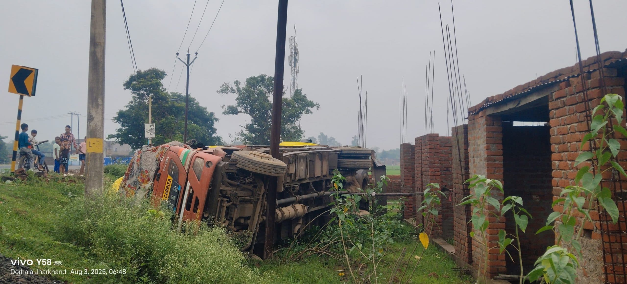 Giridih News: फिटकोरिया मोड़ में ट्रक पलटा, चालक घायल