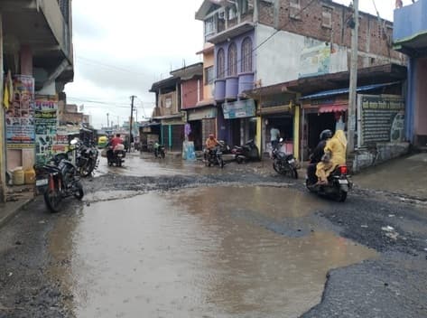 गड्ढों में तब्दील सड़क बनी जानलेवा, बारिश में तालाब जैसा नजारा