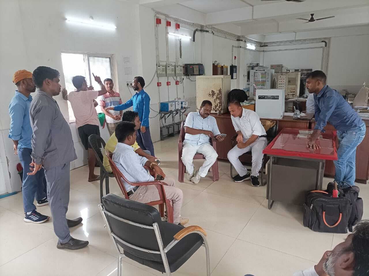 Seraikela Kharsawan News : महालीमोरुप रेलवे स्टेशन में बुनियादी सुविधाओं का अभाव