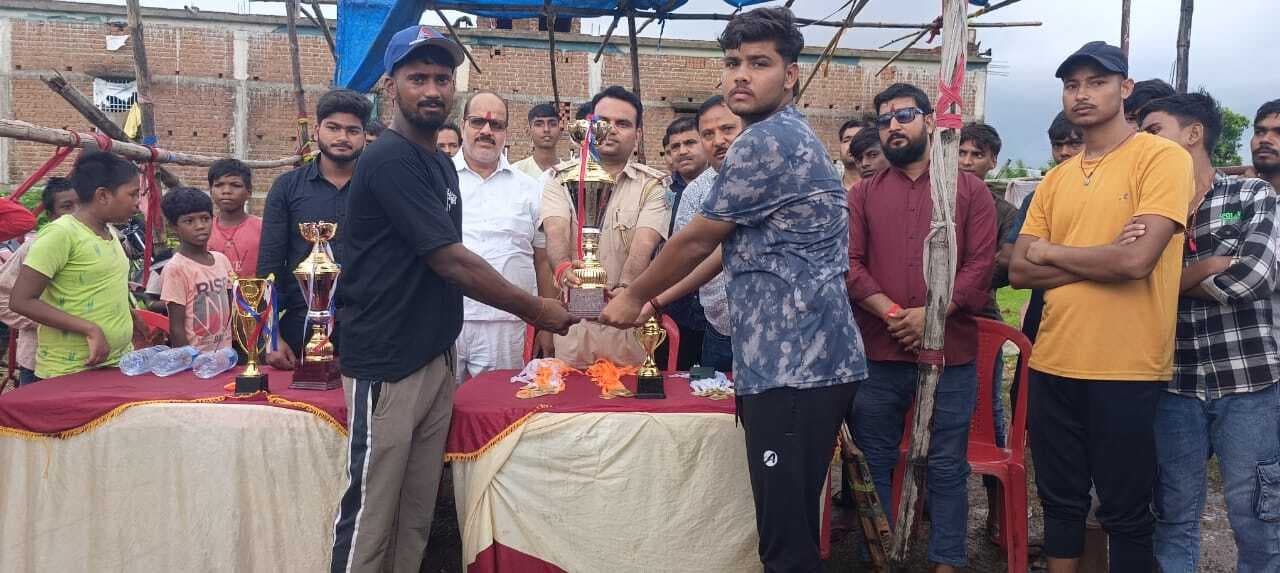 Giridih News: लबनाटांड़ ने अपने नाम किया आरपीएल टूर्नामेंट का खिताब