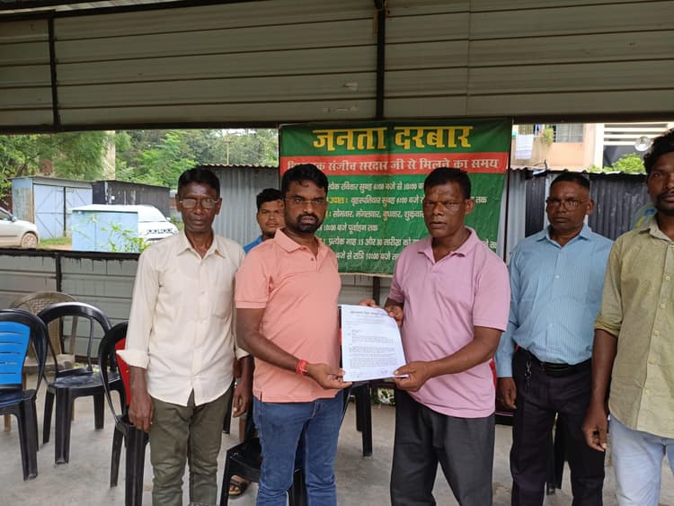 East Singhbhum News : मजदूरों की बहाली को लेकर यूसिल प्रबंधन को 14 दिनों का दिया अल्टीमेटम