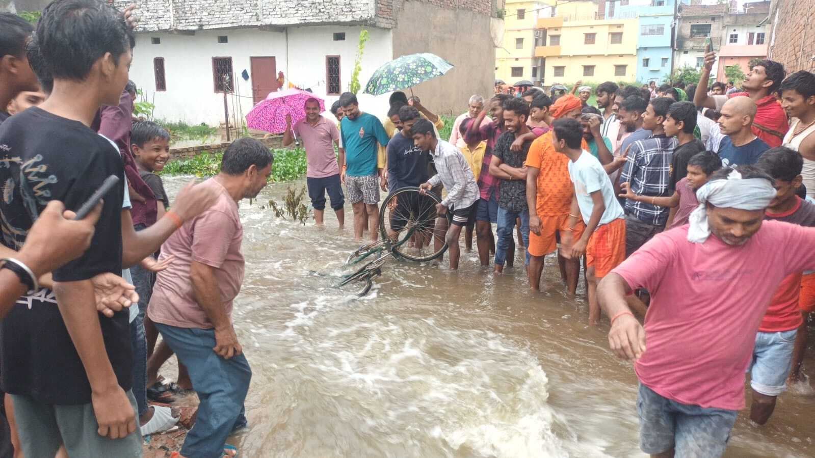 संपतचक में पिपरा के पास डायवर्सन टूटा, रास्ता बंद