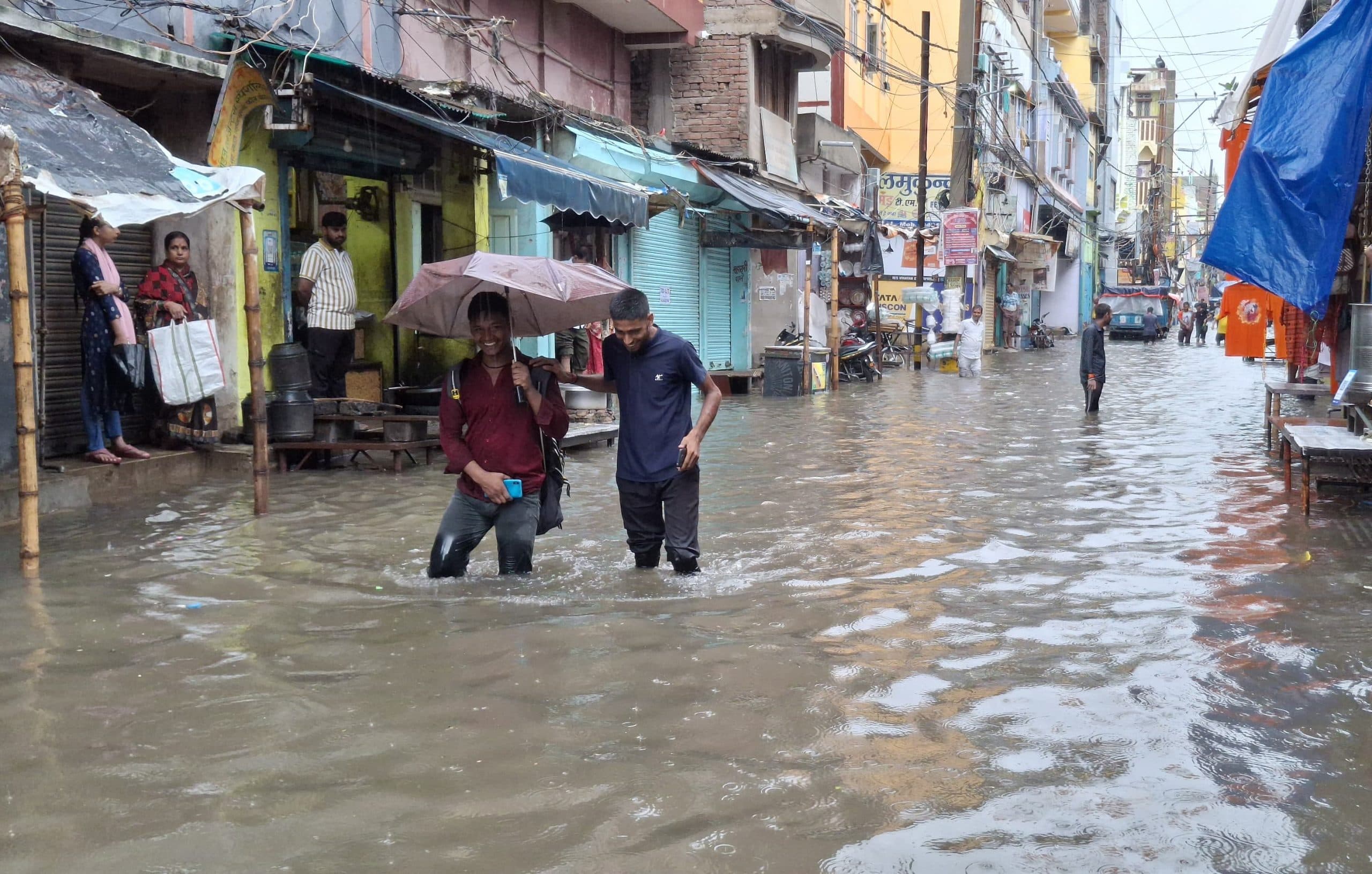 निचले इलाकों व सड़कों पर हुआ जलजमाव