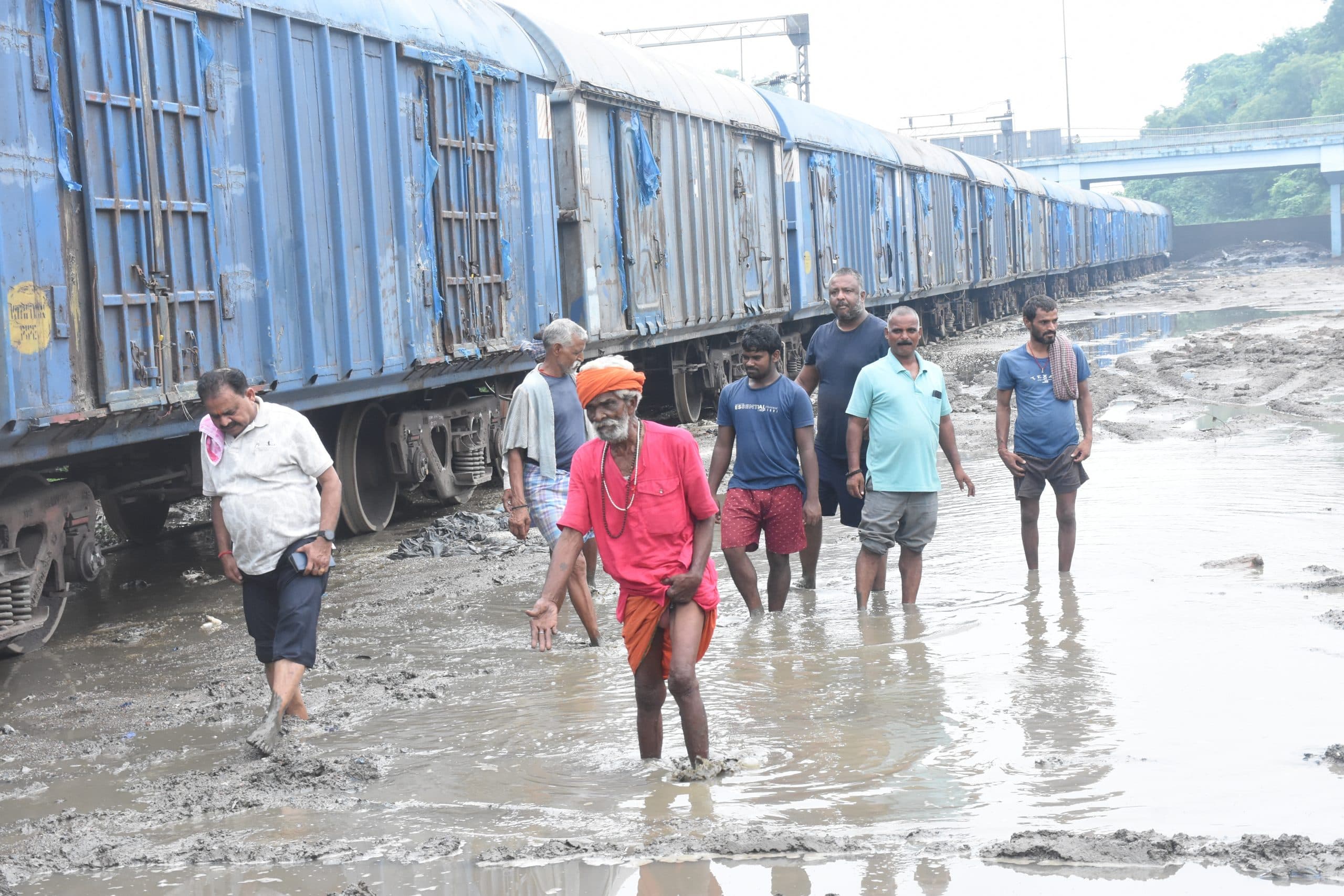 Dhanbad News : रेलवे साइडिंग पर जलजमाव व कीचड़ से अनलोडिंग ठप, नहीं उतरे 26 वैगन चावल