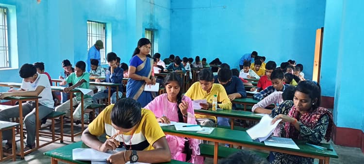 Dhanbad News: बलियापुर में ज्ञान उत्सव प्रतियोगिता परीक्षा