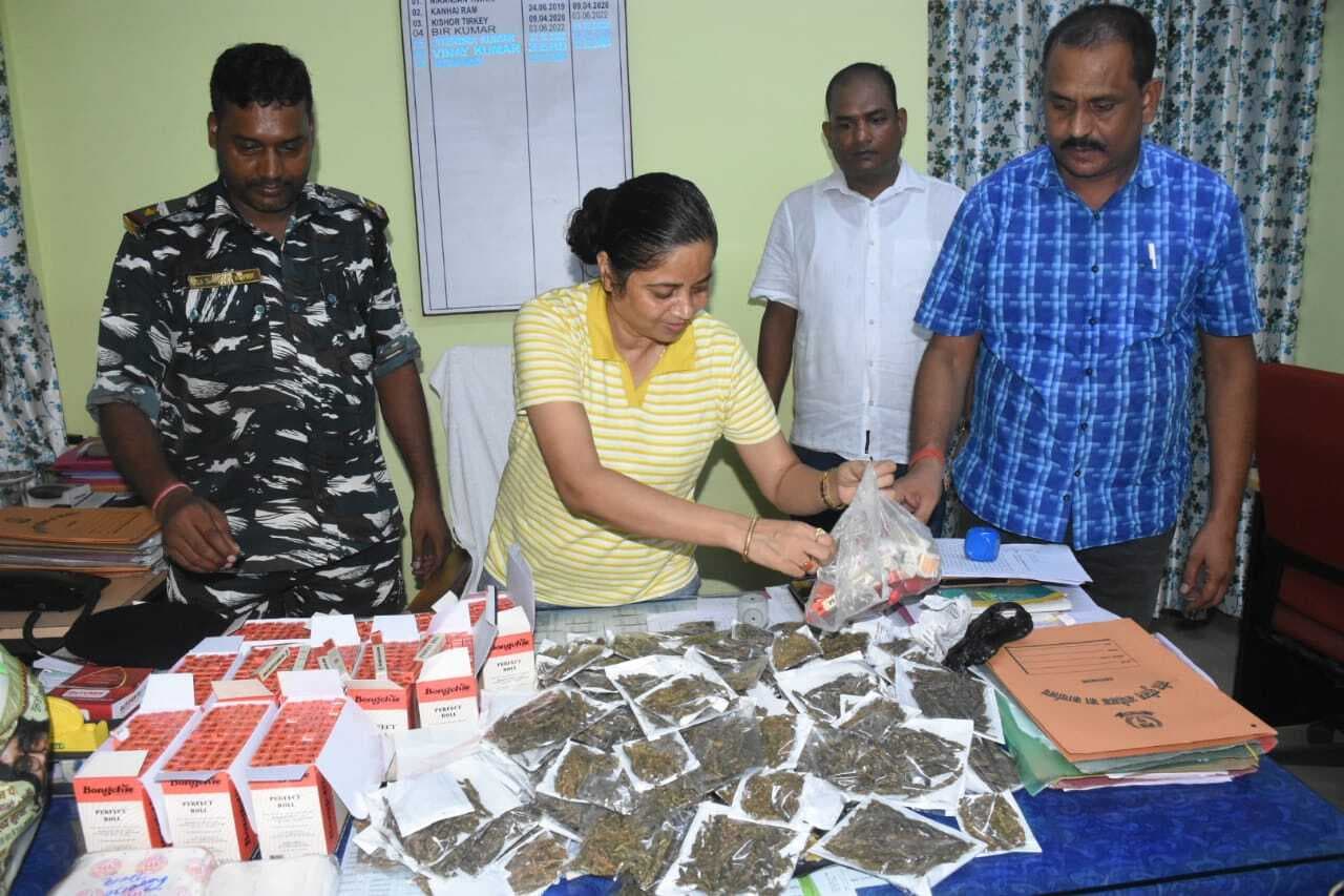 Dhanbad News : कोलाकुसमा में जगह-जगह चल रहा था नशे का अवैध कारोबार, गांजा और देसी शराब बरामद