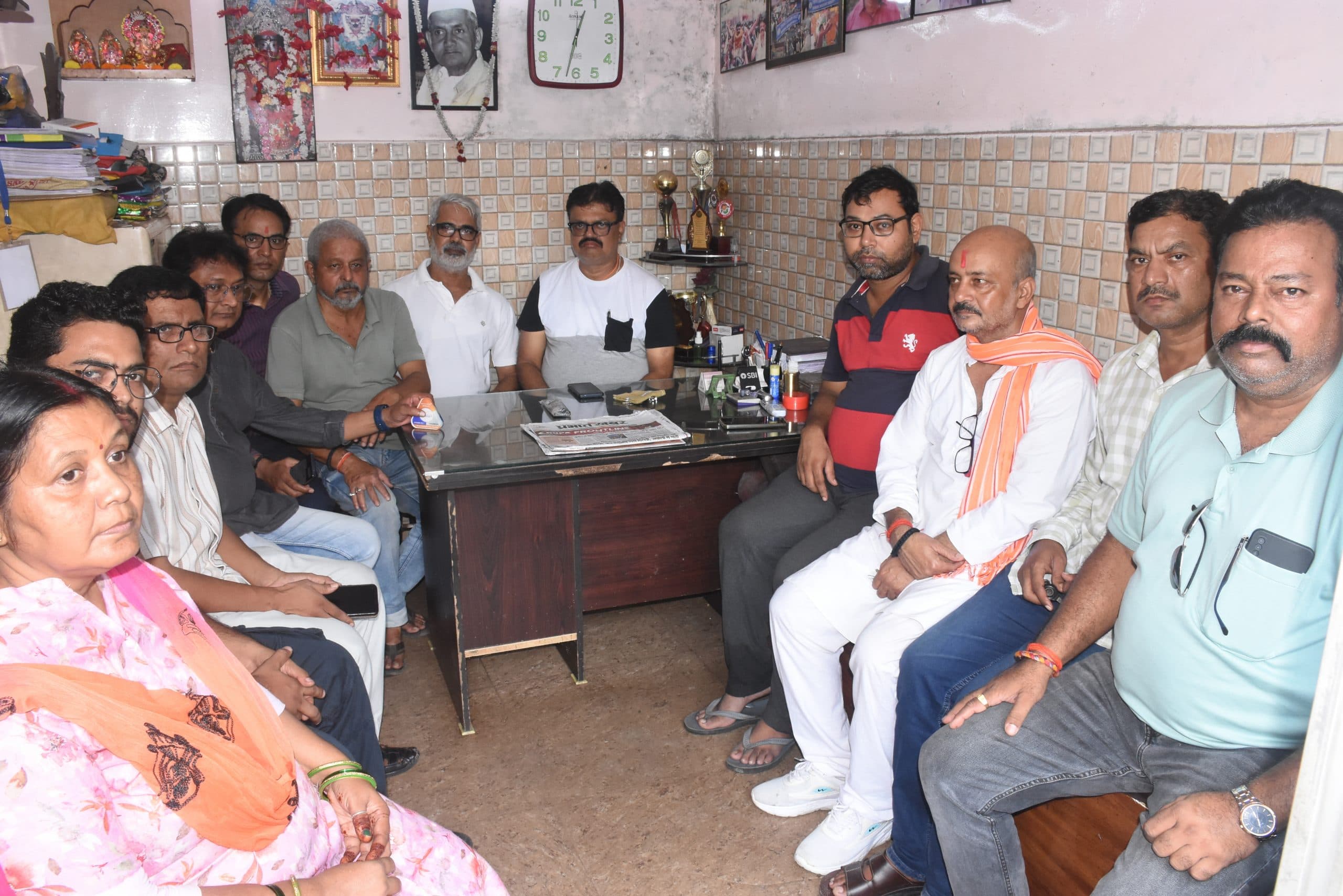 Dhanbad News : बाबूडीह में महीनों से नहीं लगा झाड़ू, आवारा जानवरों ने बढ़ा दी मुहल्ला के लोगों की मुश्किलें