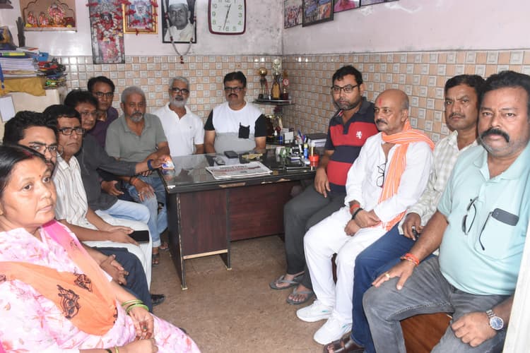 Dhanbad News : बाबूडीह में महीनों से नहीं लगा झाड़ू, आवारा जानवरों ने बढ़ा दी मुहल्ला के लोगों की मुश्किलें