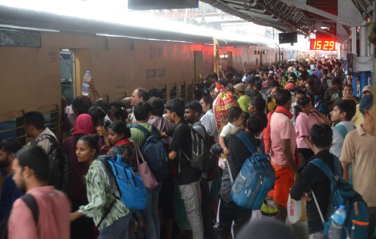 Patna News : पटना जंक्शन पर आधा दर्जन ट्रेनों पर परीक्षार्थियों का कब्जा