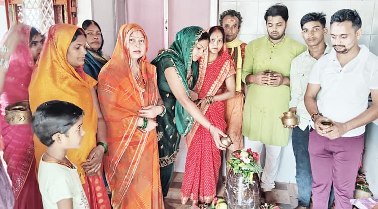 सावन की रिमझिम फुहारों के बीच जयकारों से गूंजे शिवालय