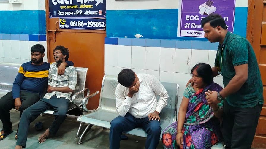 बाइक चालक की मौत, युवक घायल