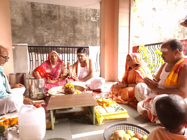 हरसू ब्रह्म मंदिर में उमड़ी श्रद्धालुओं की भीड़