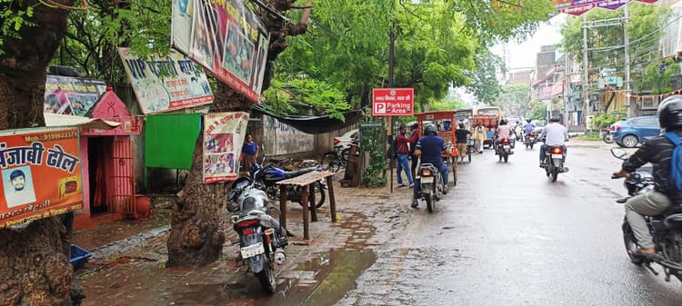 शहर के पार्किंग स्थल पर गुमटी, ठेला खोमचा व फुटपाथी दुकानें