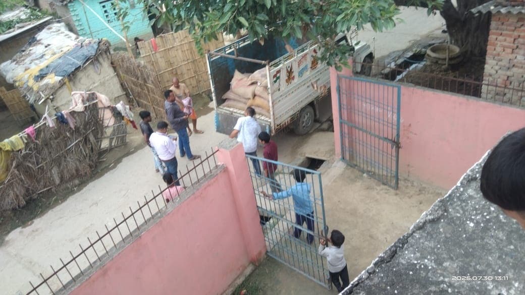Motihari: एमडीएम का 15 बोरा चावल पिकअप पर लादते फोटो वायरल