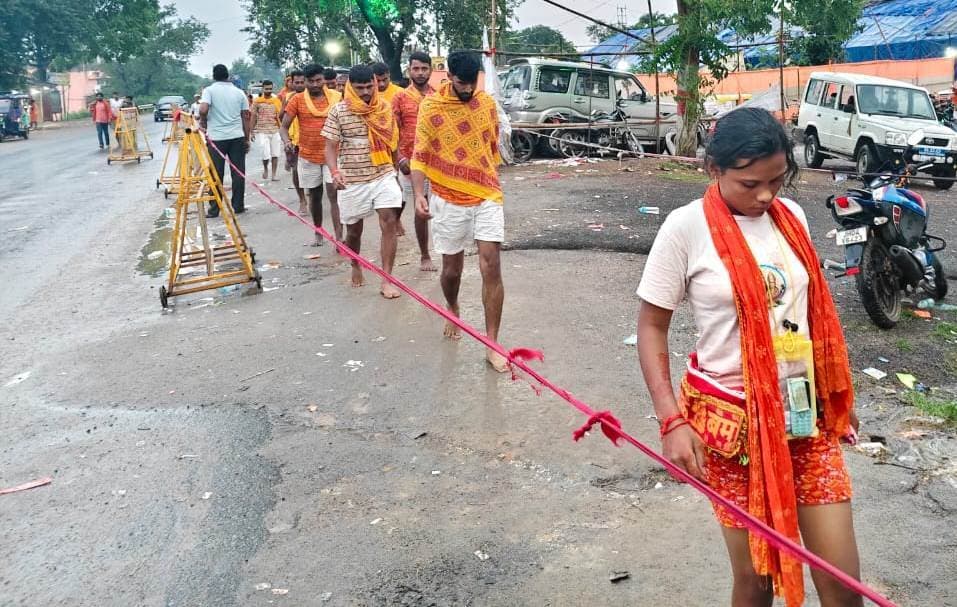 हंसडीहा से बासुकिनाथ रवाना हुए 4011 डाक बम, बोल बम के जयघोष से गूंज उठा मार्ग