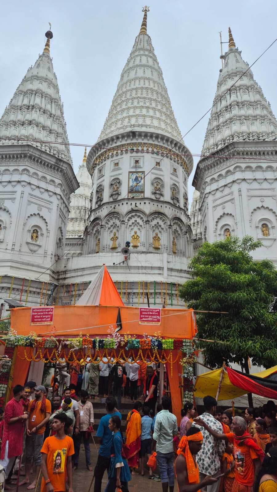 Bettiah : नर्मदेश्वर शिव मंदिर व बाबा विश्वंभर मंदिर में हजारों कांवरिया व शिव भक्तों ने किया पूजा अर्चना