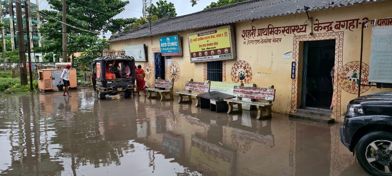 Bettiah : अर्बन पीएचसी में घुसा बारिश का पानी, स्वास्थ्य कार्य रहा प्रभावित,मरीज पर्ची काउंट ,दवा वितरण कक्ष से लेकर प्रसव वार्ड में घुटने तक बना जलजमाव