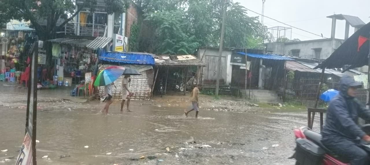 Bettiah : रिमझिम बारिश से मौसम हुआ सुहाना, किसान खुश, राहगीरों को परेशानी