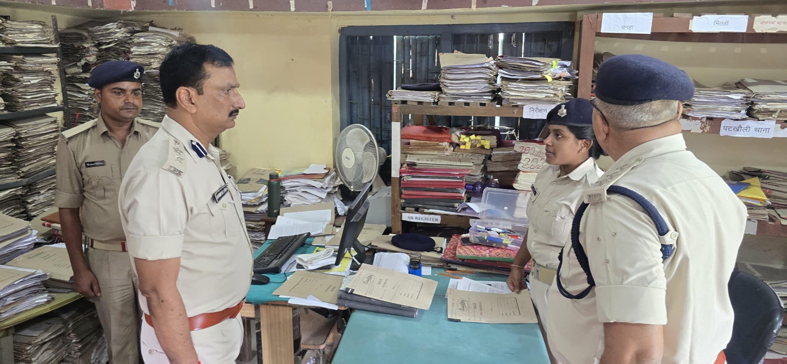 Bettiah : एसपी ने पुलिस कार्यालय बगहा का किया निरीक्षण, विभिन्न प्रशाखाओं में रखे संचिकाओं का लिया जायजा