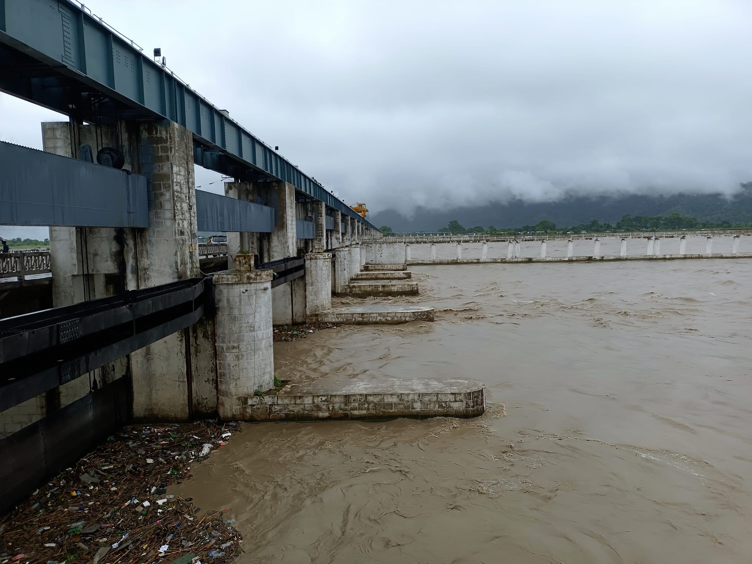 Bettiah : गंडक बराज से  छोड़ा गया 1.71 लाख क्यूसेक पानी