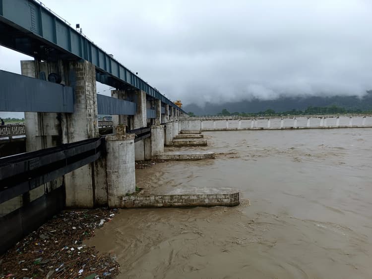 Bettiah : गंडक बराज से  छोड़ा गया 1.71 लाख क्यूसेक पानी