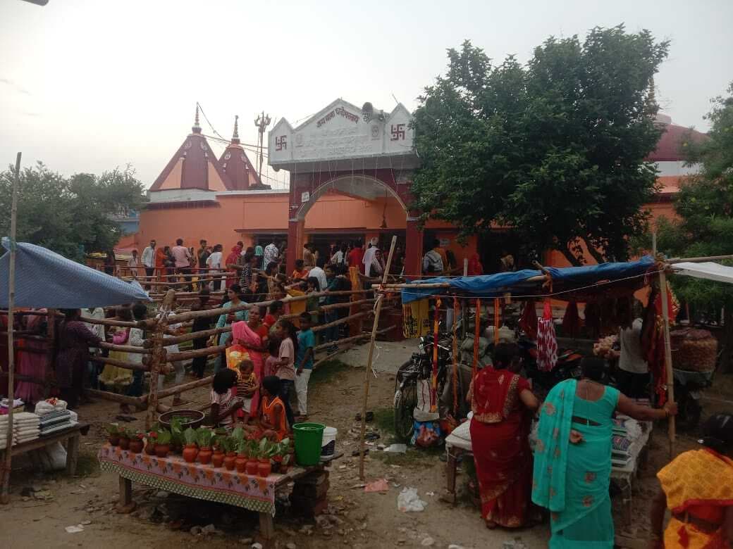 सिंहासनी धनेश्वरनाथ मंदिर में श्रद्धालुओं ने जलाभिषेक कर मांगी खुशहाली