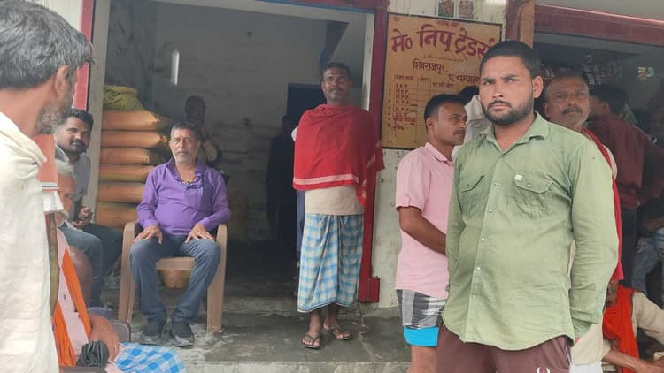 Bettiah : सावन की बारिश ने दी सुखाड़ से राहत, यूरिया की किल्लत ने बढ़ाई किसानों की मुश्किलें