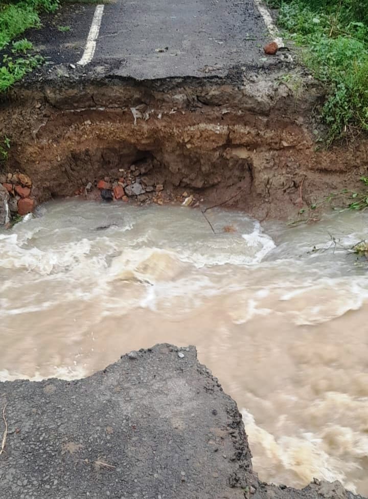 बारिश से दरमी कला गांव में टूटी सड़क
