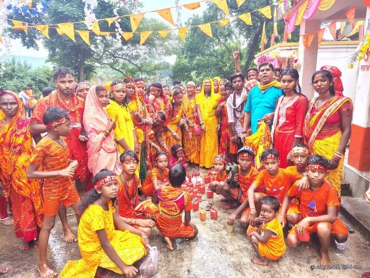 भक्तों ने बाबा घाघेश्वरनाथ मंदिर में चढ़ाया जल