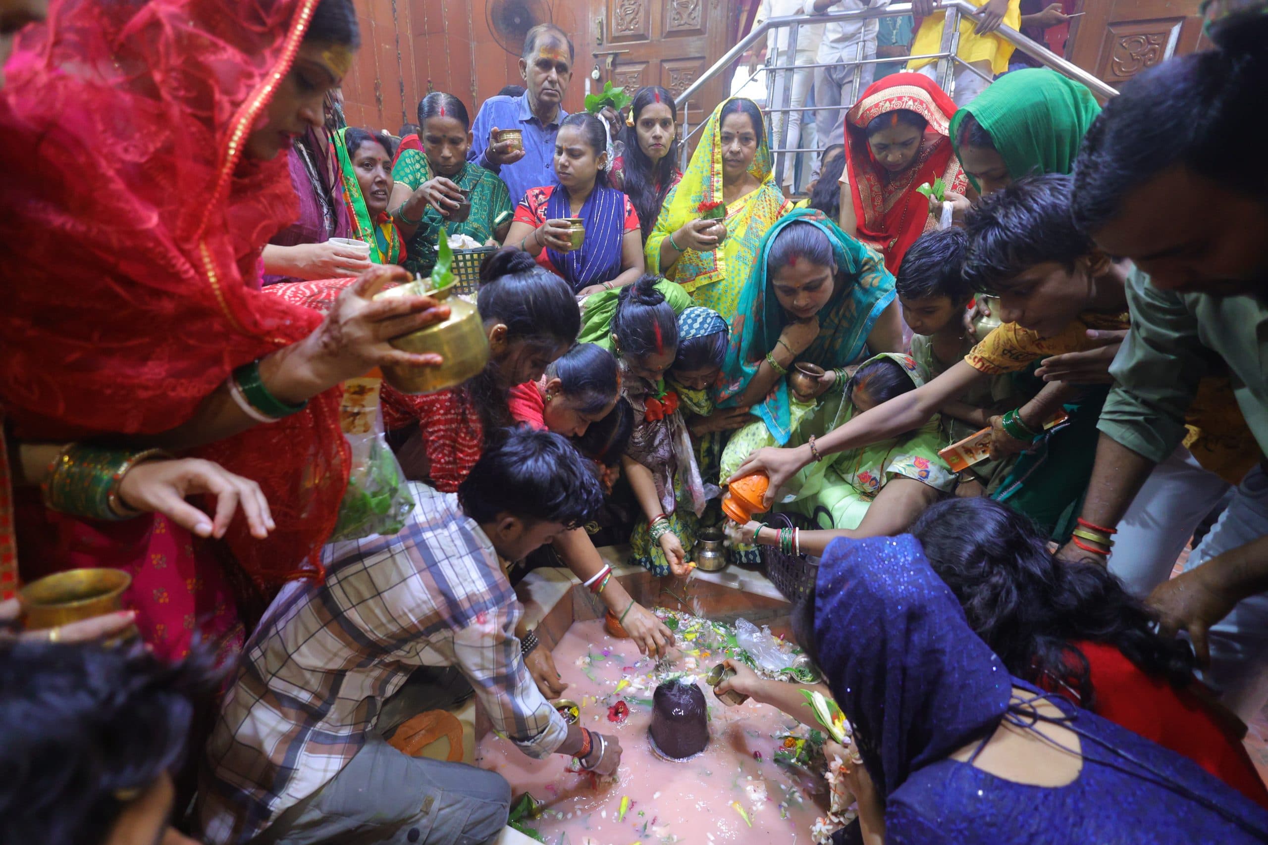 hajipur news. अंतिम सोमवारी पर जलाभिषेक के लिए शिवालयों में उमड़ी भीड़