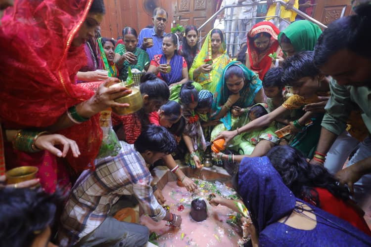 hajipur news. अंतिम सोमवारी पर जलाभिषेक के लिए शिवालयों में उमड़ी भीड़