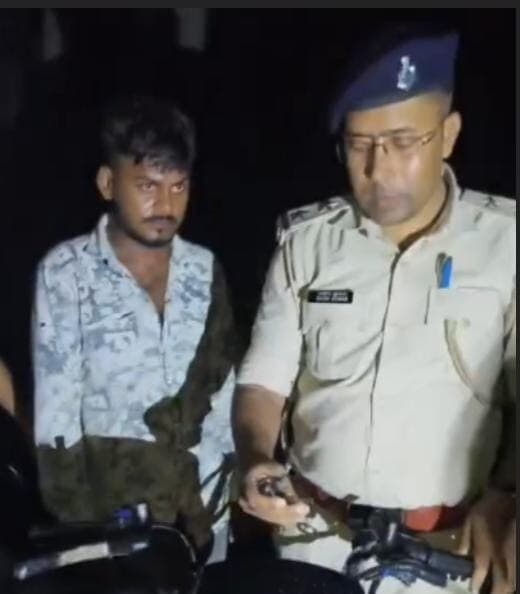 चोरी की बाइक के साथ आरोपित धराया, गिरोह से जुड़ाव की जांच में जुटी पुलिस