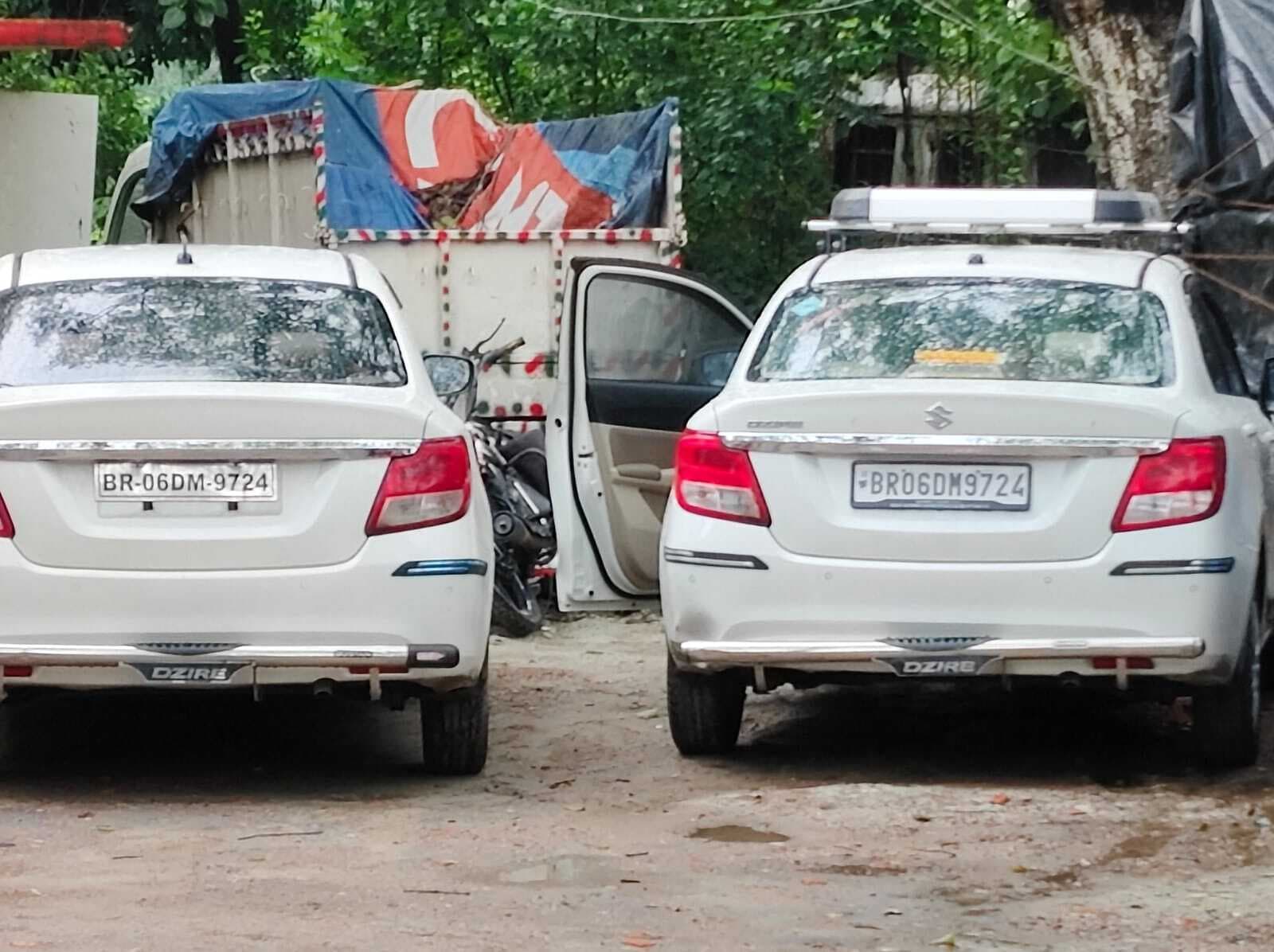 hajipur news. एक ही नंबर प्लेट लगी दो कार जब्त, आरोपी गिरफ्तार