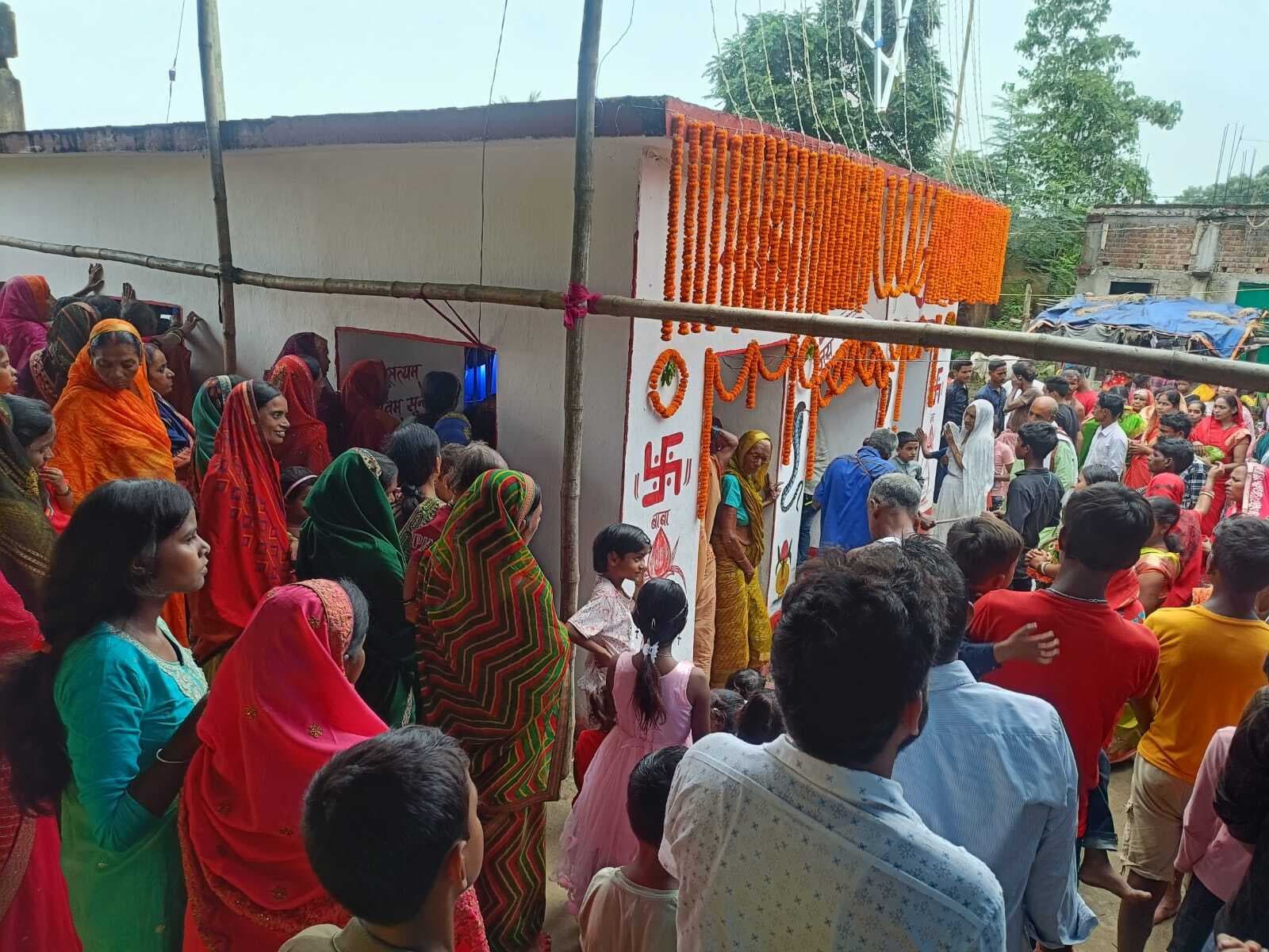 सारवां: बसवरिया में धूमधाम से हुई बाबा दुबे की पूजा