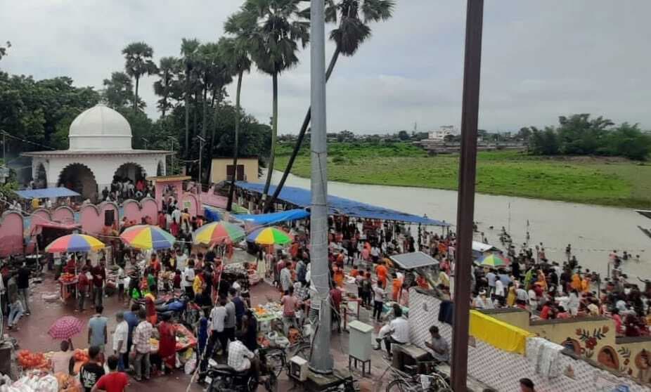 शिवालयों में जल अर्पित कर भक्तों ने लगायी मुरादों की अर्जी