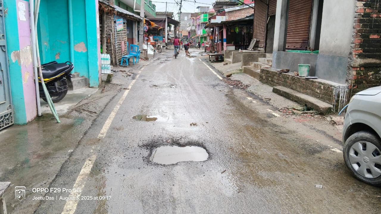 एक साल में ही गड्ढों में तब्दील हुआ मुख्य मार्ग