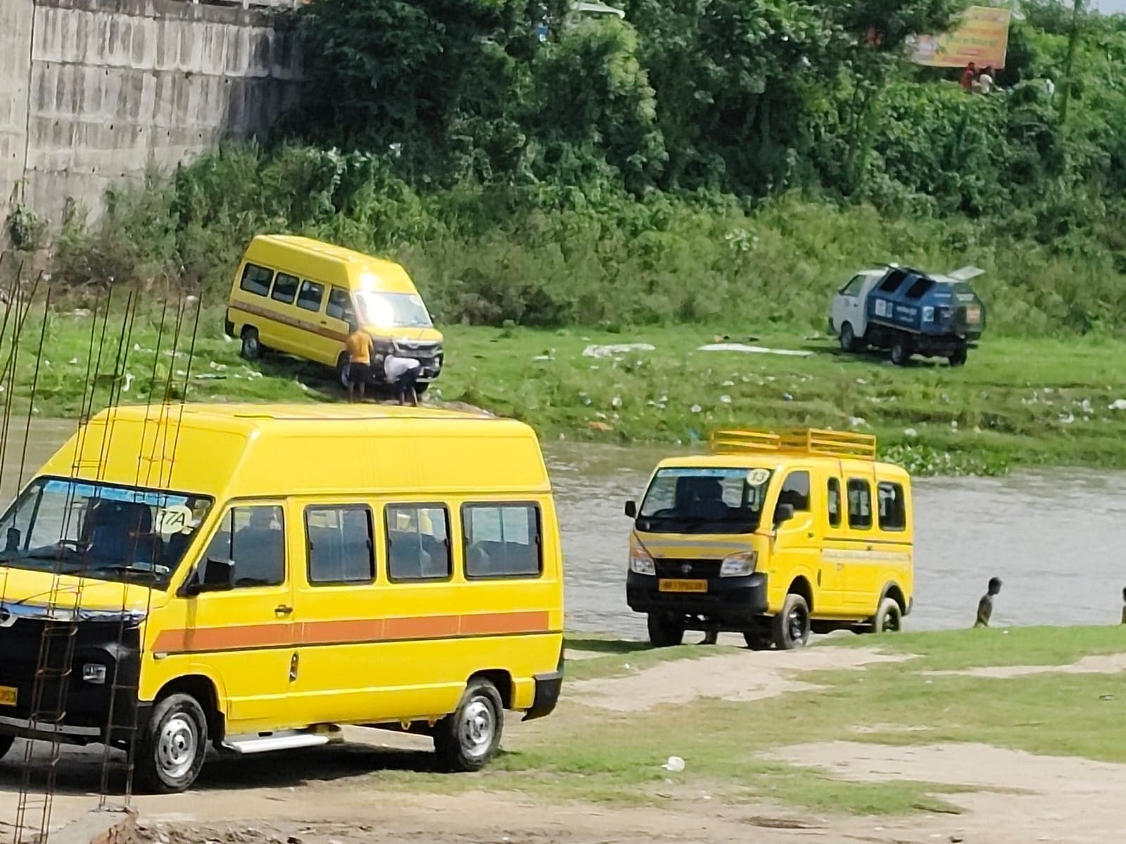 सौरा नदी में गंदगी धोने वाले वाहनों पर आखिर कब लगेगी लगाम ?