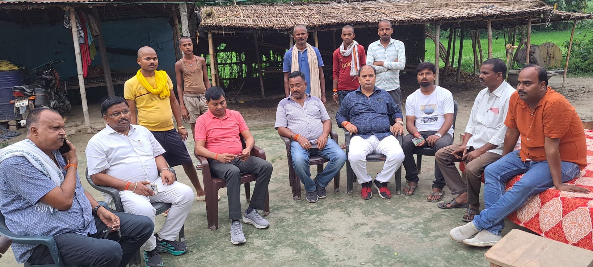 मृतक प्राईवेट बिजली मिस्त्री के घर पहुंचे ग्रामीण कार्य विभाग के विशेष सचिव, परिवार को बंधाया ढाढ़स