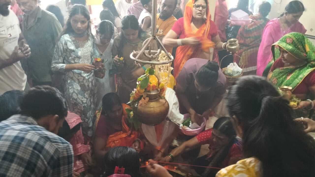 शहर के शिवमंदिरों में जलाभिषेक के लिए सुबह से लगी रही कातार
