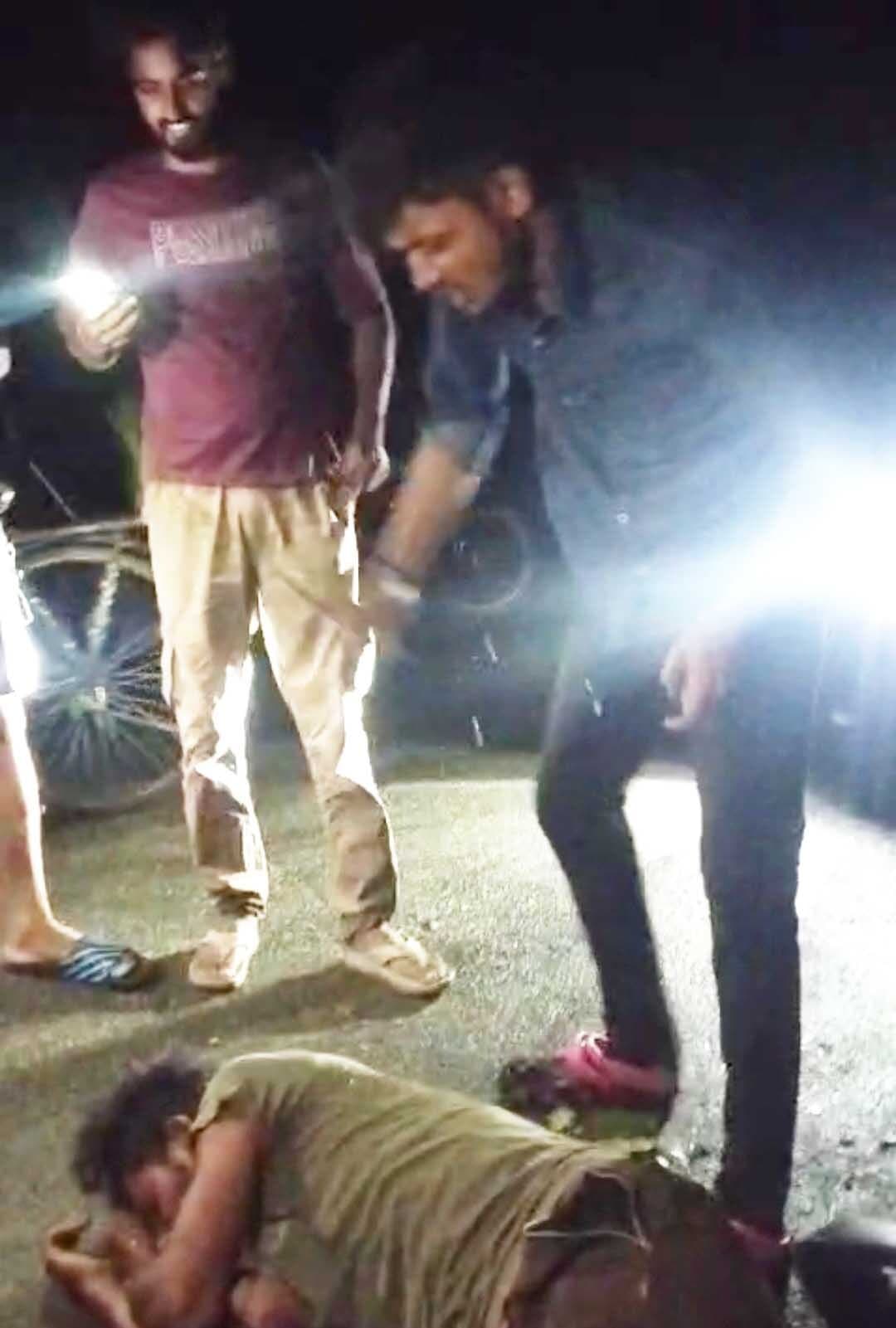 ट्रैक्टर चालक को बेरहमी से पीटने पर कार सवार युवकों पर मामला दर्ज